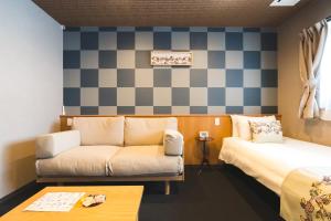 Postel nebo postele na pokoji v ubytování Kyoto Earth Hotel