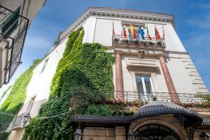 a building with ivy on the side of it at Hotel San Nicola in Altamura