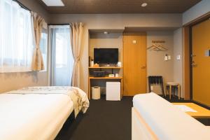 Postel nebo postele na pokoji v ubytování Kyoto Earth Hotel