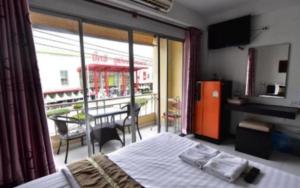 Una cama o camas en una habitación de The CK Residence Pattaya