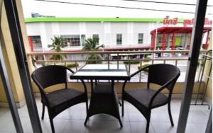 d'une table et de quatre chaises sur un balcon avec un bâtiment dans l'établissement The CK Residence Pattaya, à Pattaya