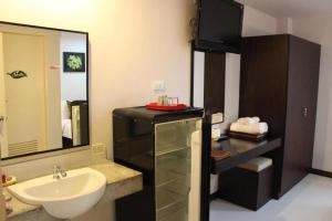 La salle de bains est pourvue d'un lavabo et d'un miroir. dans l'établissement The CK Residence Pattaya, à Pattaya