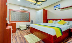 Un dormitorio con una cama grande y una ventana en Itsy By Treebo - Aasma Luxury Villa en Bhubaneshwar