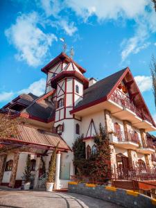 un grande edificio bianco con tetto nero di Hotel Nacional Inn Campos do Jordão a Campos do Jordão