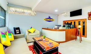 una hall con reception e divano di Itsy Hotels Aasma Luxury Villa a Bhubaneshwar