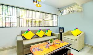 sala de estar con sofá y silla en Itsy By Treebo - Aasma Luxury Villa en Bhubaneshwar