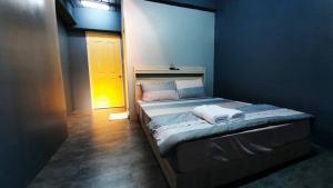 1 dormitorio con cama y puerta amarilla en 大林文旅 en Dalin