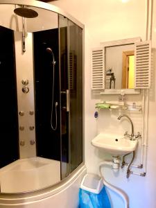 Koupelna v ubytování Kulli Pesa + 22 fotografií