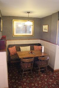 een woonkamer met een tafel en een bank bij The Lord Nelson Inn in Newark upon Trent