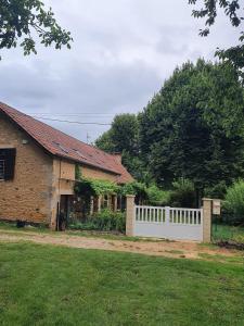 einen weißen Zaun vor einem Haus in der Unterkunft jacquada in Cendrieux