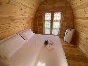ein großes weißes Bett in einem Holzzimmer in der Unterkunft Tenuta Morganti in Torano Nuovo
