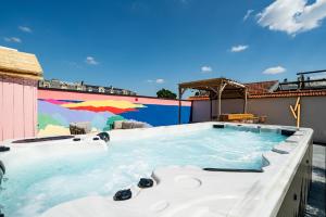 Bazén v ubytování Les Suites 7 Anges - Vue Cathédrale, Parking & Centre Historique Reims nebo v jeho okolí