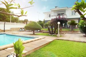 une maison avec une piscine en face d'une maison dans l'établissement Villa Bella Vista, à Llucmajor