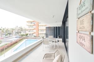 Bazén v ubytovaní Sealine Torrox Costa RY01 by HolidayAndaluz alebo v jeho blízkosti