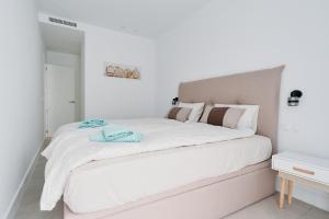 Posteľ alebo postele v izbe v ubytovaní Sealine Torrox Costa RY01 by HolidayAndaluz