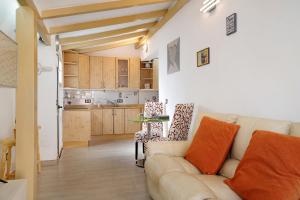 Una sala de estar con un sofá y una cocina. en Isla Lobos, en Playa Blanca 13 fotos más