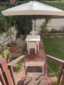 A garden outside Il Giardino di Anna - Charming rooms in Cagliari