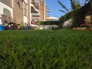 A garden outside Il Giardino di Anna - Charming rooms in Cagliari