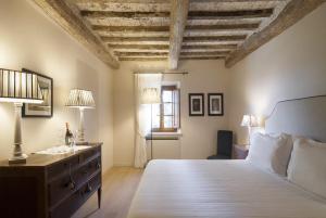 Castello Pomino tesisinde bir odada yatak veya yataklar
