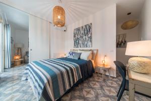 sypialnia z łóżkiem i biurkiem w obiekcie Casa Royale Appartamento Acqua w mieście Lierna