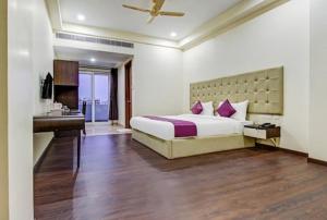 Lime Tree Hotel Sushant Lok Gurgaon Sector 29 Next to IFFCO CHOWK metro 객실 침대