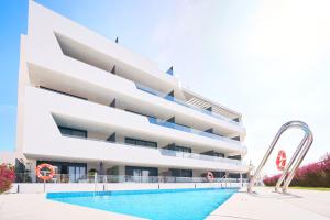 Bazén v ubytovaní Sealine Torrox Costa RY01 by HolidayAndaluz alebo v jeho blízkosti