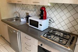 A kitchen or kitchenette at M.G Home a un passo da tutto