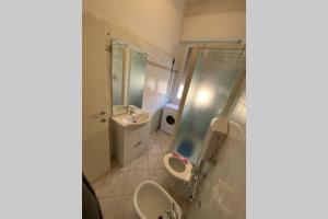 A bathroom at M.G Home a un passo da tutto