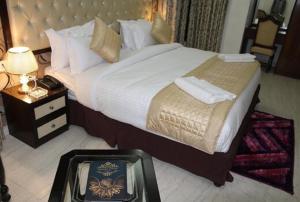 Lime Tree Hotel Sushant Lok Gurgaon Sector 29 Next to IFFCO CHOWK metro 객실 침대