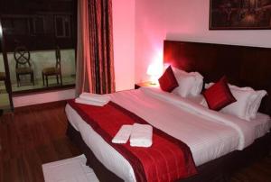 Postel nebo postele na pokoji v ubytování Lime Tree Hotel Sushant Lok Gurgaon Sector 29 Next to IFFCO CHOWK metro