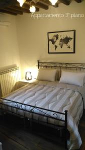 a bedroom with a large bed with a map on the wall at Residence Garibaldi bilocale e monolocale in centro a Foligno terzo e quarto piano in Foligno