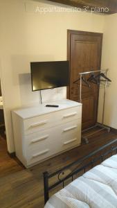 a bedroom with a dresser with a tv on it at Residence Garibaldi bilocale e monolocale in centro a Foligno terzo e quarto piano in Foligno