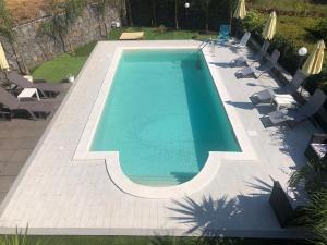 - une piscine avec des chaises longues dans l'établissement Royal Etna Stars, à Zafferana Etnea