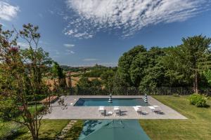 - une piscine dans la cour d'une maison dans l'établissement Cascina Sunico, à Villa San Secondo
