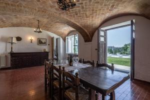 comedor con mesa y ventana grande en Cascina Sunico, en Villa San Secondo