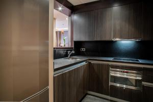 Kuchyň nebo kuchyňský kout v ubytování Washington Parquesol Suites & Hotel