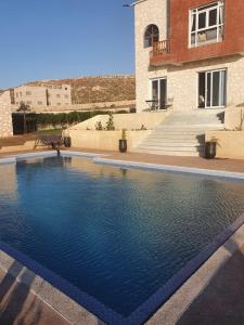 una piscina frente a un edificio en RIAD ANIS, en Essaouira