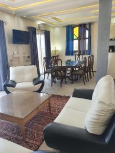 sala de estar con sofá y mesa en RIAD ANIS, en Essaouira