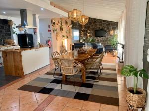 a kitchen and dining room with a table and chairs at PicoTerrace in Madalena