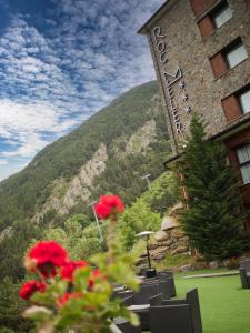 a hotel building with a view of a mountain at Hotel Roc Meler in Canillo