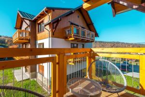 Balkón alebo terasa v ubytovaní Przytulne Apartamenty Sun Seasons 24 z Pięknym Widokiem w Szklarskiej Porębie by Noclegi Renters + 37 fotografií