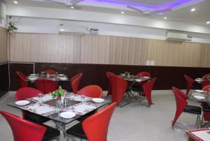 Lime Tree Hotel Sushant Lok Gurgaon Sector 29 Next to IFFCO CHOWK metro 레스토랑 또는 맛집