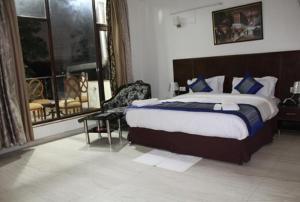 Lime Tree Hotel Sushant Lok Gurgaon Sector 29 Next to IFFCO CHOWK metro 객실 침대
