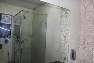 Lime Tree Hotel Sushant Lok Gurgaon Sector 29 Next to IFFCO CHOWK metro 욕실