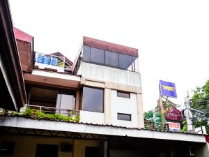 um edifício com uma varanda em cima em OYO 802 Ka Farah's Inn em Antipolo
