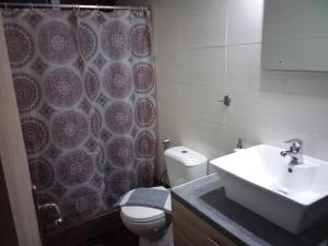 Koupelna v ubytování THALASSA ALMYROS APARTMENTS