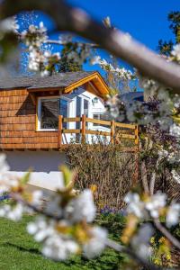 a house is seen through the branches of a tree at Tu Apart En Bariloche 16 in San Carlos de Bariloche