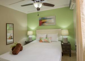 מיטה או מיטות בחדר ב-Sea Piton View Apartment- Location, Convenience, Modern Living