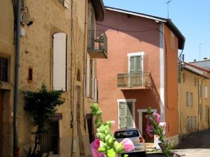 um carro estacionado em frente a um edifício com flores em Sylvie BARON - Composition Française - Chambres d'hôtes em Romans-sur-Isère