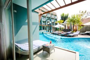 Bazén v ubytování Ramaburin Resort Patong - SHA Extra Plus nebo v jeho okolí